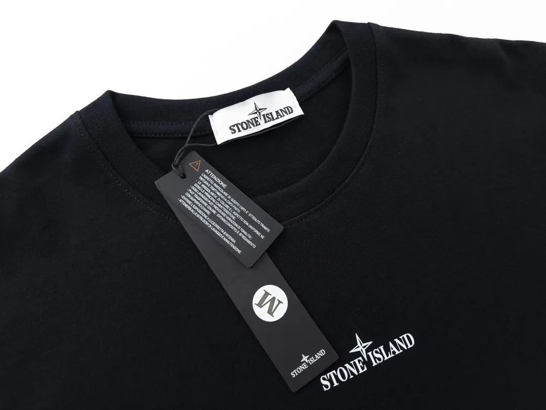 W661#P110💰 [Stone lsland/Stone Island summer patchwork logo printed short-sleeved T-shirt] ⚠️[Original creation with high control of details] - Made of 230g combed cotton 32-count double yarn, soft and comfortable to the touch, sweat-absorbent and breathable. - Simple, basic and versatile style, original single quality, the first choice for couples. - Made in a large factory, four needles and five threads on the shoulder, neat alignment, high quality workmanship. - Same style for men and women, very versatile One piece by hand, the details are clearly visible. Color: Black White Size: M L